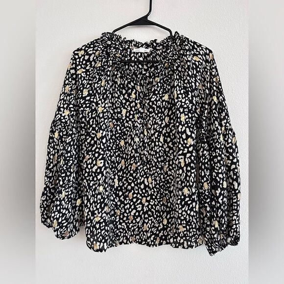 Tops - NWT Blu Pepper Bishop Tie Neck Top with Gold Design size Small